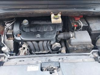 Citroën C4-picasso 1.8iAmbiance 7 persoons + Apk   500 euro minimum prijs picture 12