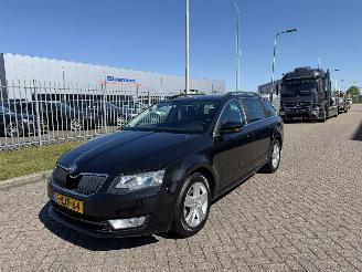 krockskadad bil auto Skoda Octavia 1.6 TDI 77Kw Clima - NAVI 2013/10
