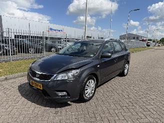 krockskadad bil auto Kia Cee d Sporty wagon 1.4 CVVT 77Kw AIRCO 2012/2