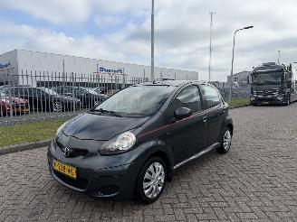 uszkodzony samochody osobowe Toyota Aygo 1.0 50Kw AIRCO 2011/1