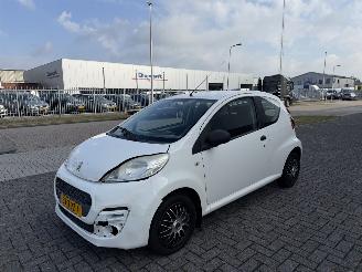 Schadeauto Peugeot 107 1.0 50kw AIRCO 2012/3