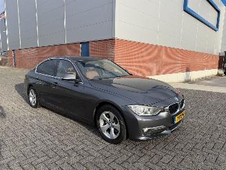 Damaged car BMW 3-serie 320i 125kw Clima Navi 2013/3
