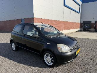 skadebil auto Toyota Yaris 1.3 16 VVT-i Luna 2000/7