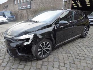 krockskadad bil auto Renault Clio Techno 2023/6