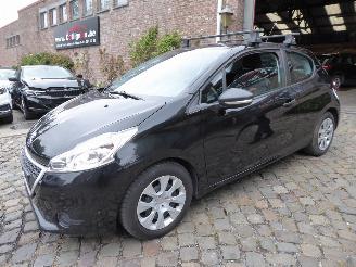 Vaurioauto  passenger cars Peugeot 208  2015/3