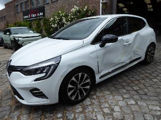 Damaged car Renault Clio Techno 2023/8