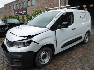 damaged passenger cars Peugeot Partner Premium L1 2022/9