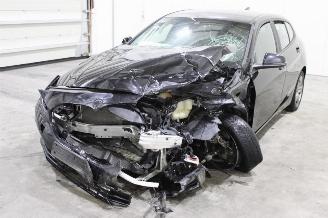 damaged passenger cars BMW 1-serie 118 2022/1