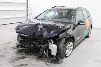 damaged passenger cars Volkswagen Golf  2022/8