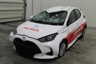 damaged passenger cars Toyota Yaris  2025/1