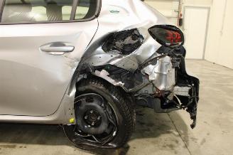 Peugeot 208  picture 7