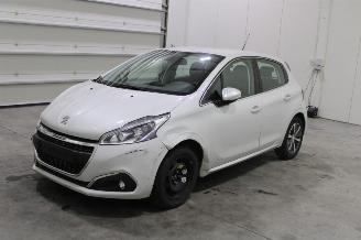 Vaurioauto  passenger cars Peugeot 208  2019/12