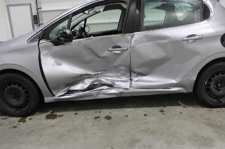 Peugeot 208  picture 6