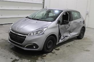 damaged passenger cars Peugeot 208  2018/10