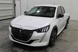 Damaged car Peugeot 208  2021/6