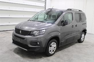 Damaged car Peugeot Rifter  2018/8