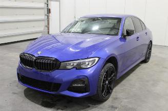 damaged passenger cars BMW 3-serie 320 2019/9