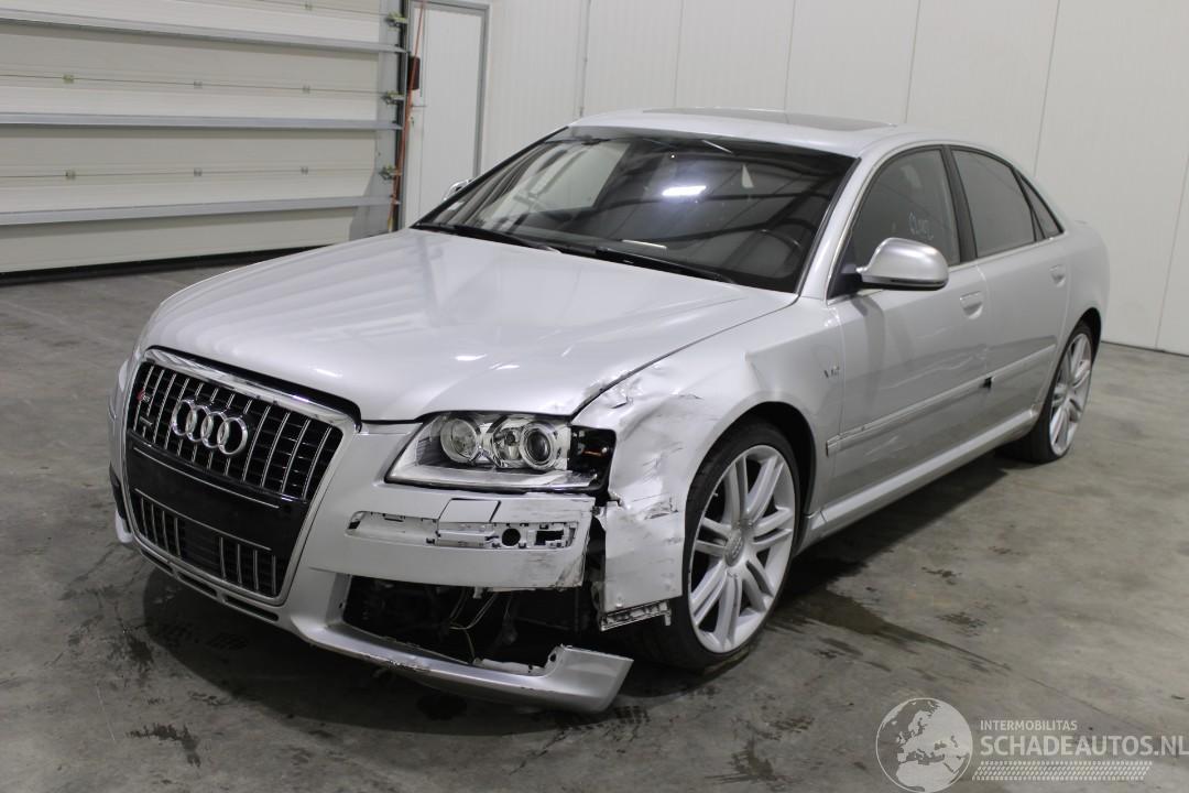 Audi S8 