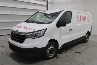 damaged passenger cars Renault Trafic  2025/7