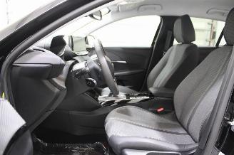 Peugeot 208  picture 9