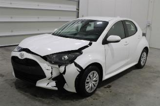 damaged passenger cars Toyota Yaris  2021/7
