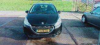 Vaurioauto  passenger cars Peugeot 208  2015/5