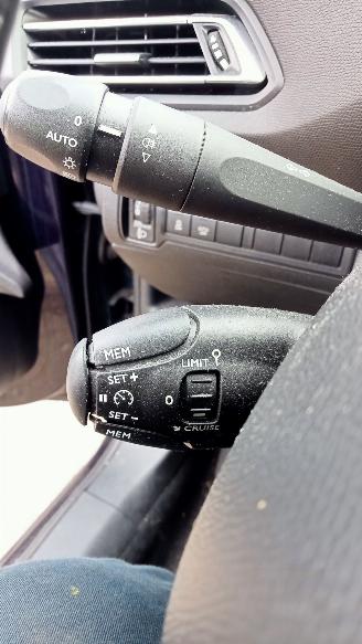 Peugeot 308 1.2 12V picture 11