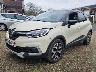 Damaged car Renault Captur CAPTUR  13TCE 150 PK AUTOMAAT 69000KM AIRBAG RIJDBAAR 2019/3