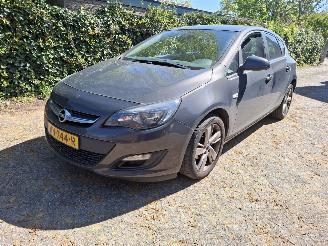 Vaurioauto  passenger cars Opel Astra Astra 1.4 Hatchback airco  inruiler165000km 2014/1