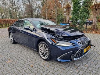 Schadeauto Lexus ES 300h President Line Aut. Schuifdak VOLL 2023/12