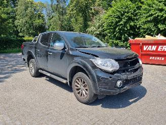 Voiture accidenté Mitsubishi L-200 2.4 DI-D Aut Doublecab 2016/6