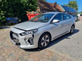 Schadeauto Hyundai Ioniq EV Premium Schuifdak Leder Stoelverw 2018/2