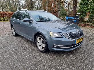 krockskadad bil auto Skoda Octavia 1.6 TDI Navi Stoelverw. 2017/6