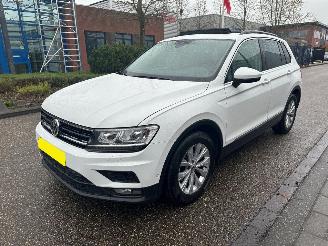 Vaurioauto  passenger cars Volkswagen Tiguan 1.4 TSI ACT/PANO/LEDER/CAMERA/TREKHAAK/VOL 2016/11