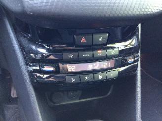 Peugeot 208 1.2 puretech blue lease executive met lichte schade weinig km picture 13