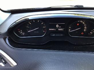 Peugeot 208 1.2 puretech blue lease executive met lichte schade weinig km picture 12
