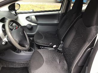 Peugeot 107 1.0 -12V SUBLIME zeer lichte schade weinig km met airco picture 6