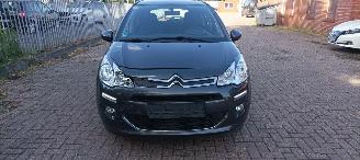 Citroën C3 1.2 Benzine 82pk Airconditioning CruiseControl Leren-Stuurwiel Mistlampen Led-Dagrijverlichting 4x elektrische ruiten Radio Multikleuren display MirrorLink Apple CarPlay mistlampen Parkeersensoren picture 2