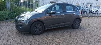 Citroën C3 1.2 Benzine 82pk Airconditioning CruiseControl Leren-Stuurwiel Mistlampen Led-Dagrijverlichting 4x elektrische ruiten Radio Multikleuren display MirrorLink Apple CarPlay mistlampen Parkeersensoren picture 9
