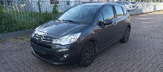 Damaged car Citroën C3 1.2 Benzine 83pk Airconditioning CruiseControl Leren-Stuurwiel Mistlampen Led-Dagrijverlichting 4x elektrische ruiten Radio Multikleuren display MirrorLink Apple CarPlay mistlampen Parkeersensoren 2016/6