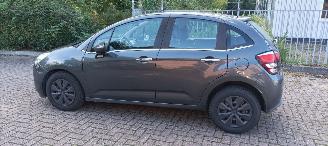 Citroën C3 1.2 Benzine 82pk Airconditioning CruiseControl Leren-Stuurwiel Mistlampen Led-Dagrijverlichting 4x elektrische ruiten Radio Multikleuren display MirrorLink Apple CarPlay mistlampen Parkeersensoren picture 8