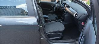 Citroën C3 1.2 Benzine 82pk Airconditioning CruiseControl Leren-Stuurwiel Mistlampen Led-Dagrijverlichting 4x elektrische ruiten Radio Multikleuren display MirrorLink Apple CarPlay mistlampen Parkeersensoren picture 17