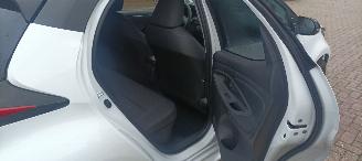 Toyota Yaris Hybrid 1.5- Automatik Climatecontrol Digital Cockpit full-Led CruiseControl Apple CarPlay MirrorLink Achteruitrijcamera Bi-Color Platinum Pearl picture 16