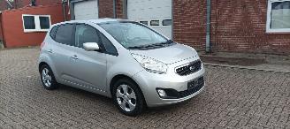 Kia Venga 1.6-DOHC Automatik Climatecontrol Stoelverwarming Lichtautomaat Privacyglas armsteun voor en achter 4xelek ramen Elektrische-spiegels met inklap stand Parkeersensoren Keyless-entry Mistlampen 16-inch Kia velgen picture 1