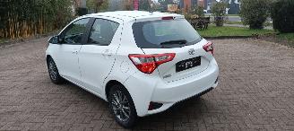 Toyota Yaris Facelift 10-2017 49000km 1.5-Dual VVT-I 112pk 6-bak Airconditioning Navigatie voorbereiding Multi color Display Achteruitrijcamera Lichtautomaat Stoelverwarming stuurwiel met radio Bediening elektrische ramen Elektrische-spiegels met verwarming Centrale v picture 8
