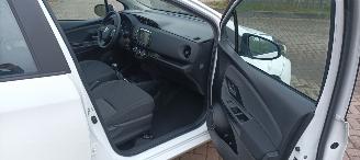 Toyota Yaris Facelift 10-2017 49000km 1.5-Dual VVT-I 112pk 6-bak Airconditioning Navigatie voorbereiding Multi color Display Achteruitrijcamera Lichtautomaat Stoelverwarming stuurwiel met radio Bediening elektrische ramen Elektrische-spiegels met verwarming Centrale v picture 15