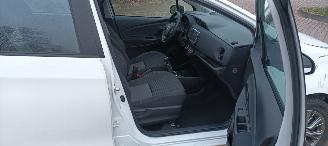 Toyota Yaris Facelift 10-2017 49000km 1.5-Dual VVT-I 112pk 6-bak Airconditioning Navigatie voorbereiding Multi color Display Achteruitrijcamera Lichtautomaat Stoelverwarming stuurwiel met radio Bediening elektrische ramen Elektrische-spiegels met verwarming Centrale v picture 16