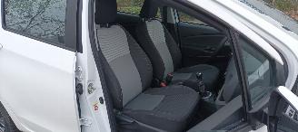 Toyota Yaris Facelift 10-2017 49000km 1.5-Dual VVT-I 112pk 6-bak Airconditioning Navigatie voorbereiding Multi color Display Achteruitrijcamera Lichtautomaat Stoelverwarming stuurwiel met radio Bediening elektrische ramen Elektrische-spiegels met verwarming Centrale v picture 17