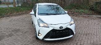 Toyota Yaris Facelift 10-2017 49000km 1.5-Dual VVT-I 112pk 6-bak Airconditioning Navigatie voorbereiding Multi color Display Achteruitrijcamera Lichtautomaat Stoelverwarming stuurwiel met radio Bediening elektrische ramen Elektrische-spiegels met verwarming Centrale v picture 1