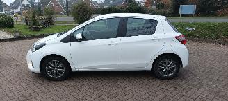 Toyota Yaris Facelift 10-2017 49000km 1.5-Dual VVT-I 112pk 6-bak Airconditioning Navigatie voorbereiding Multi color Display Achteruitrijcamera Lichtautomaat Stoelverwarming stuurwiel met radio Bediening elektrische ramen Elektrische-spiegels met verwarming Centrale v picture 10